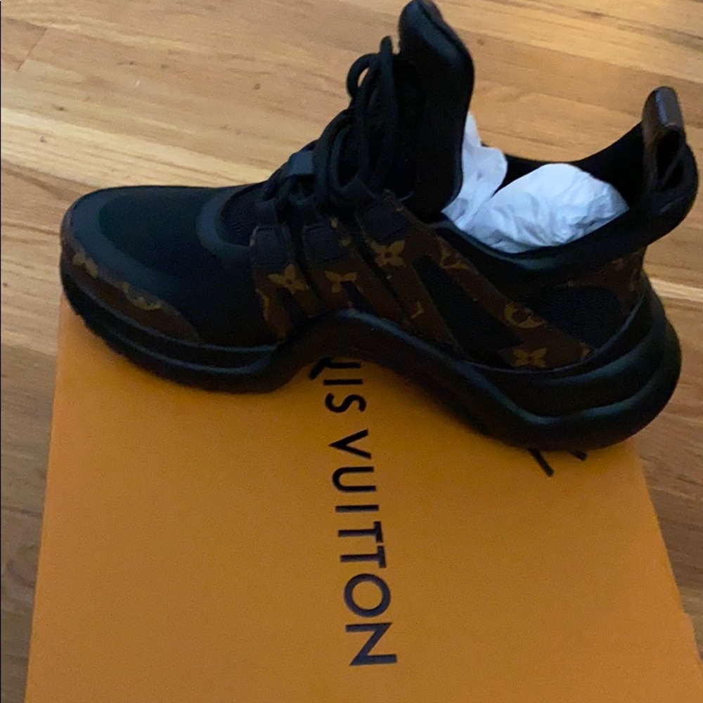 New never worn Louis Vuitton women’s sneakers